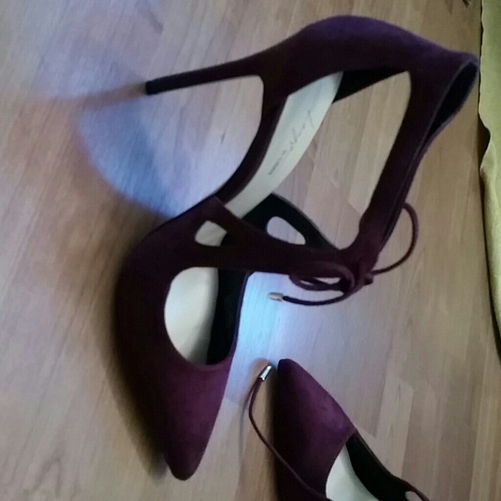 Shoes - Picture 2 of 4